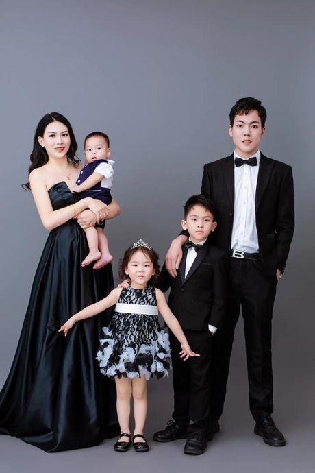 张杰一家五口照片，【张杰一家五口照片】家庭幸福美满，儿子一脸帅气！